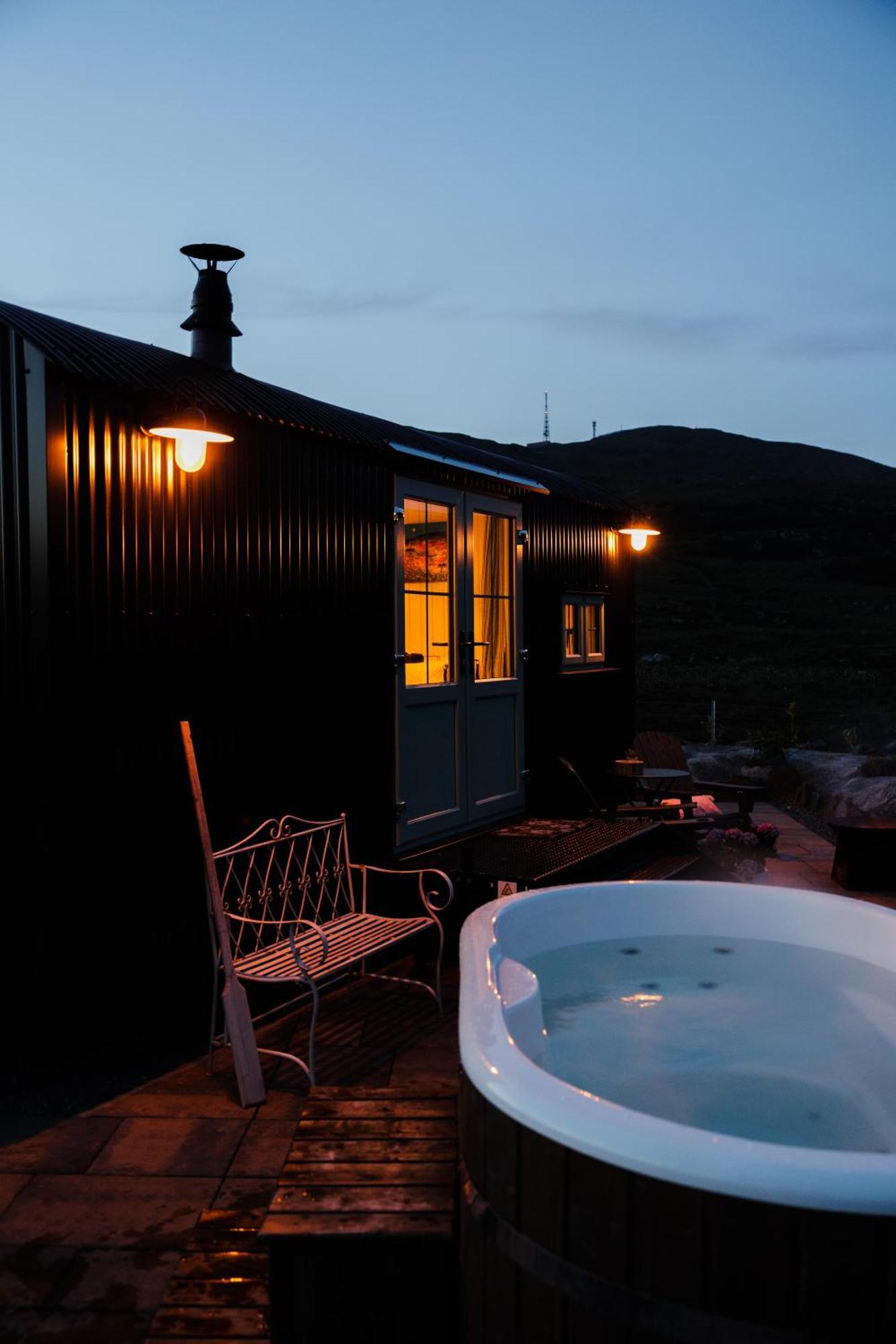 Black Hut At Slieve Croob Glamping Ballyward المظهر الخارجي الصورة